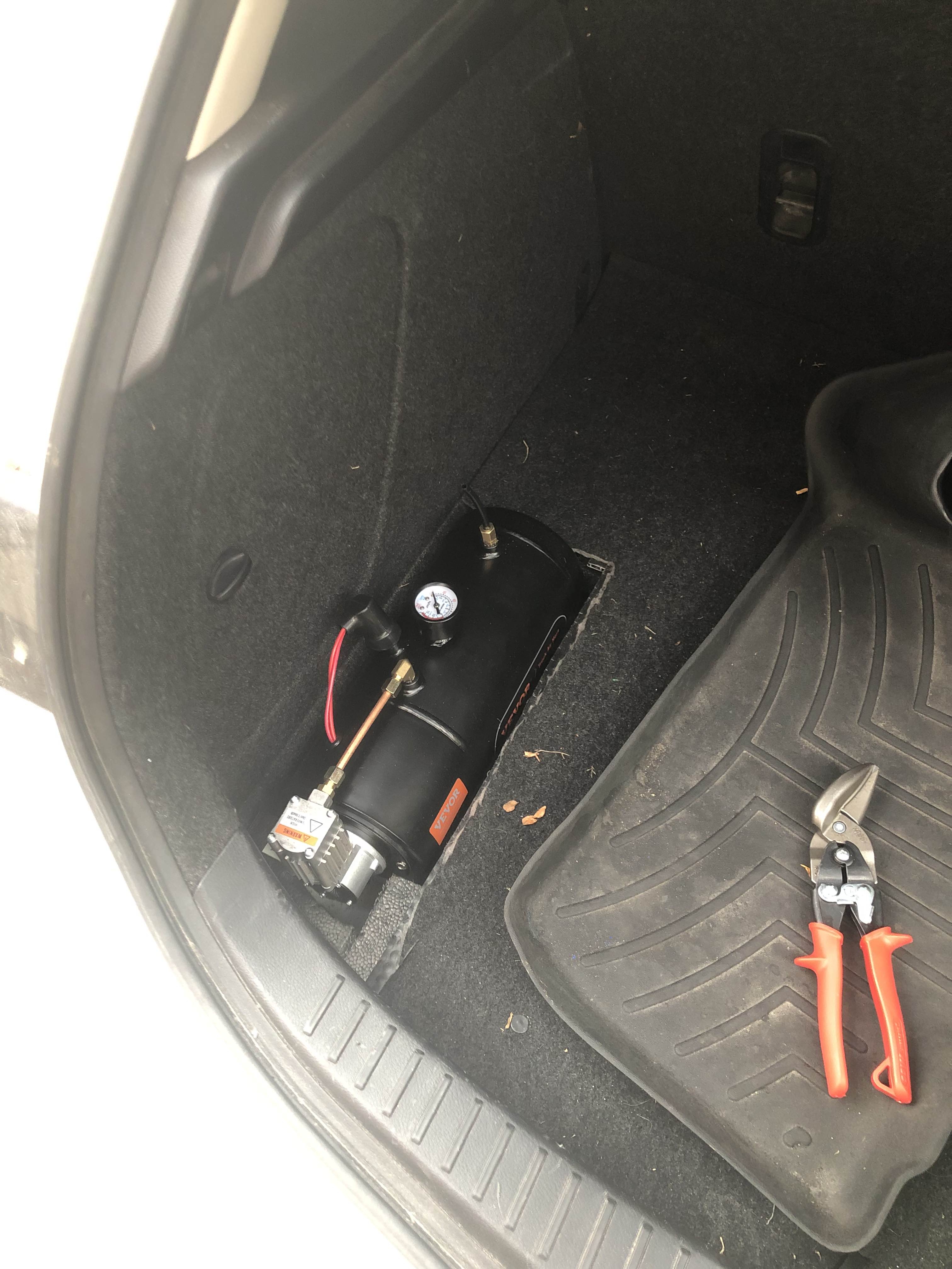 Compressor installed in trunk
